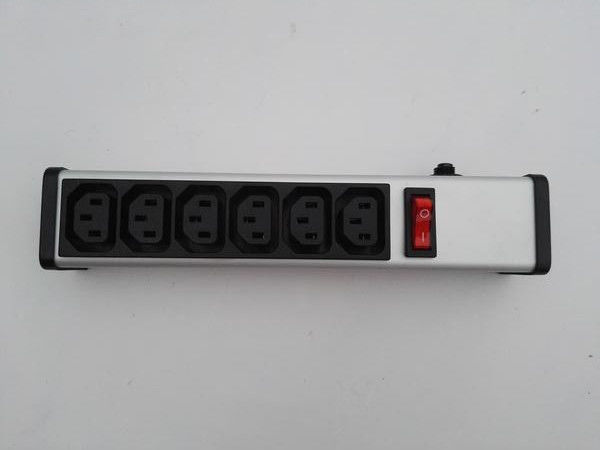 6つの出口の承認される積み過ぎの保護装置IECの平らなプラグ力のストリップの金属PDU