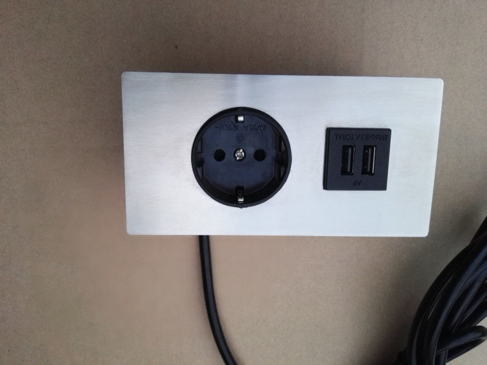 5v 2.1Aは単一EUのプラグ/二重USB充満を用いる卓上の家具のパワー アウトレットを埋め込みました
