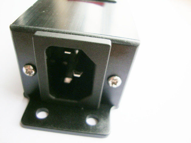 イタリア/チリ4の出口の取付け可能なヨーロッパの力のストリップ棒スイッチおよびコネクターIEC 320のを離れたのサージ・プロテクターが付いている/プラグ
