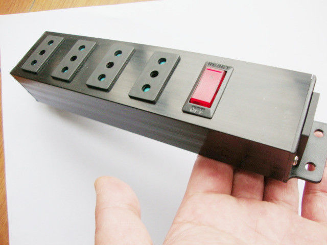 イタリア/チリ4の出口の取付け可能なヨーロッパの力のストリップ棒スイッチおよびコネクターIEC 320のを離れたのサージ・プロテクターが付いている/プラグ