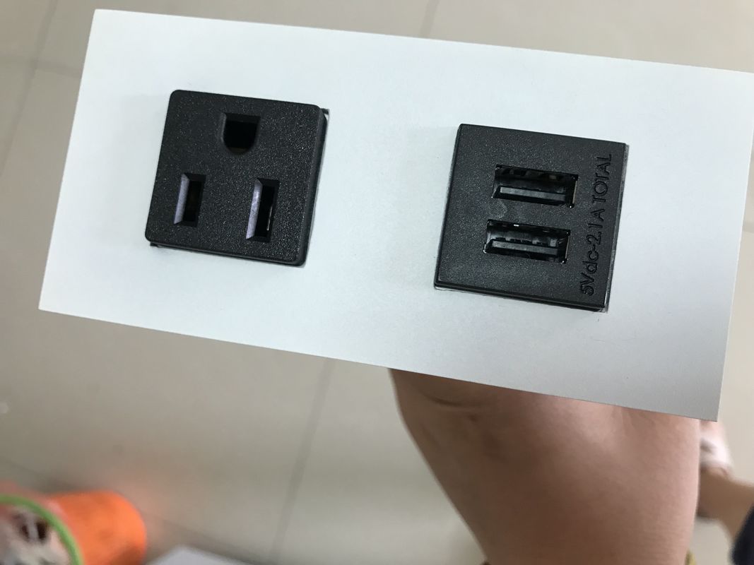 1つの出口/2つのUSBポート、ステンレス鋼フェースプレートの卓上のパワー アウトレットが付いている隠されたデスクトップの電力ソケット